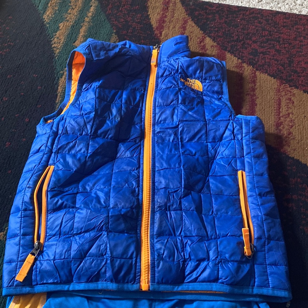 KIDS BUNDLE north face vest and Nike shorts